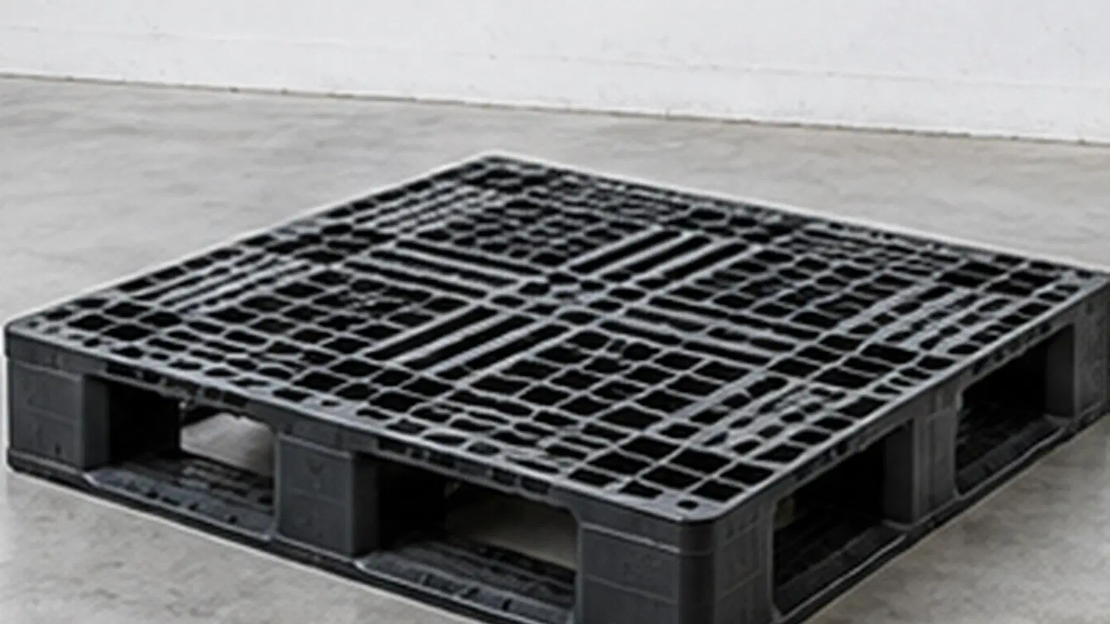 Plastic pallets for warehouse and industrial applications